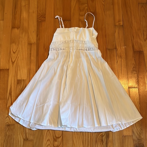 Small white dress - Picture 2 of 2